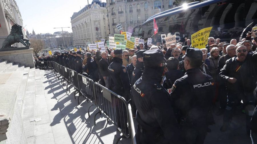 Entre 3.000 y 4.000 jubilados se han concentrado a favor de las pensiones 