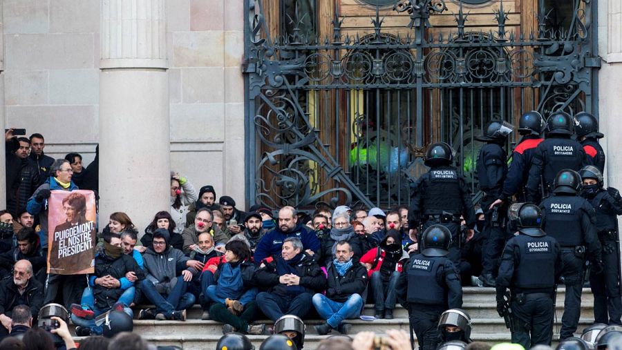 Unos 80 activistas protestan a las puertas del TSJC (EFE).