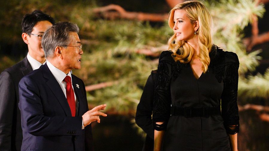 El presidente surcoreano, Moon Jae-in conversa con Ivanka Trump en Seúl