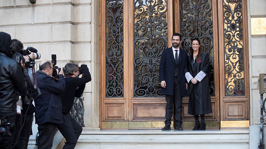 El presidente del Parlament, Roger Torrent, junto a la decana del Colegio de Abogados de Barcelona, Maria Eugenia Gay