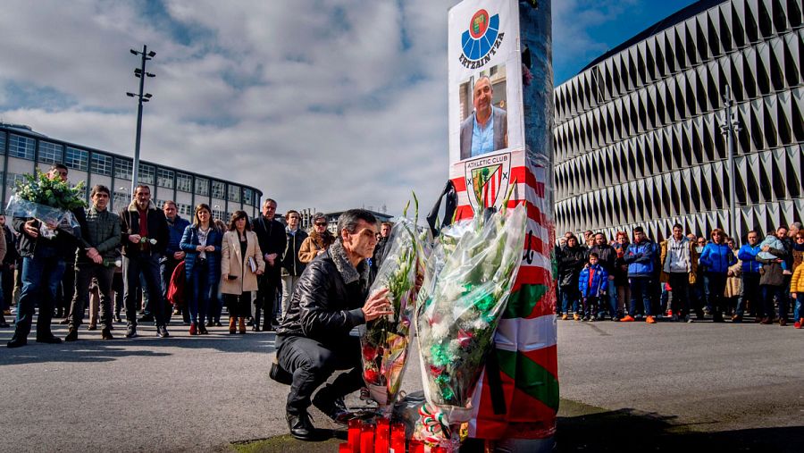 Homenaje en la explanada junto a San Mamés, donde falleció el agente de la Ertzaintza Inocencio Alonso