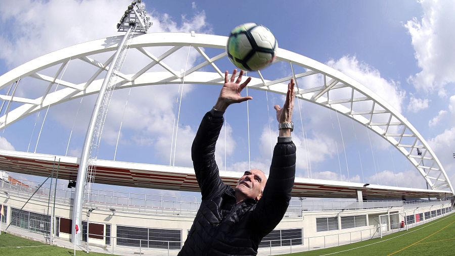 Iribar, delante del histórico arco de San Mamés.