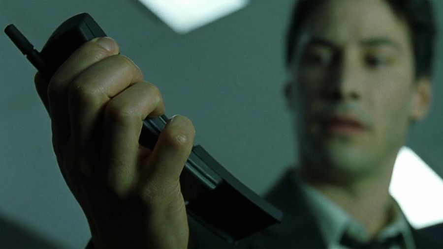 El actor Keanu Reeves aparece con el Nokia 8810 en la película 'Matrix'. WARNER BROS
