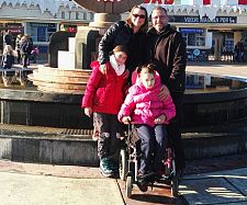 Sofía, en un parque de atracciones con su padre Enrique, su madre Sofía y su hermana Olivia (izda).