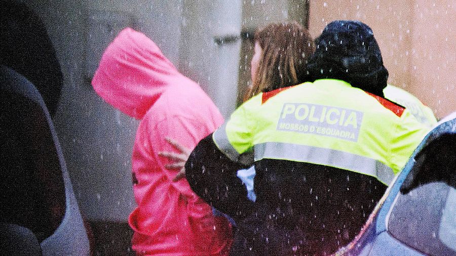 El hijo del presunto autor del doble crimen del pantano de Susqueda acompaña a los Mossos en el registro
