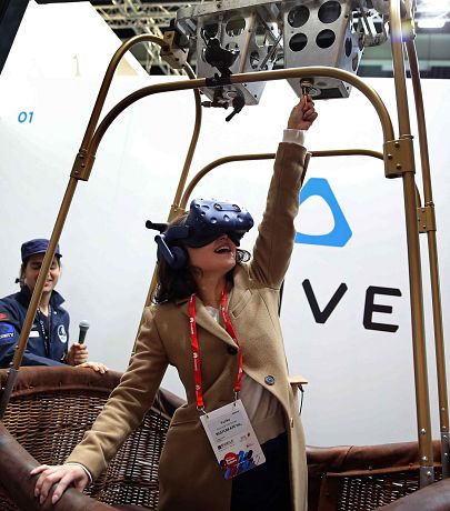  Una mujer experimenta un viaje virtual en globo aerostático.