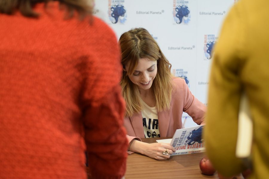 Leticia Dolera firma uno de los ejemplares de 'Morder la manzana'