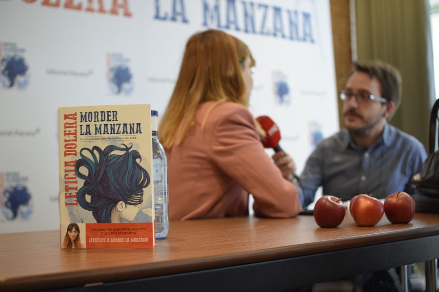 Leticia Dolera atiende a los periodistas de RNE durante la presentación de 'Morder la manzana'