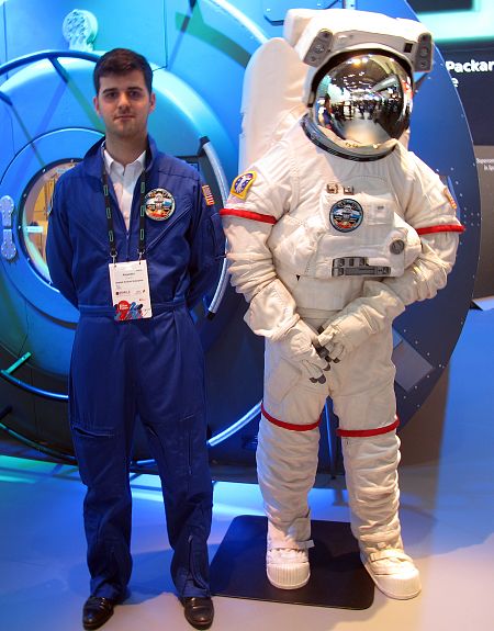 Alejandro Gracia posa en la instalación de HP en el MWC de Barcelona.