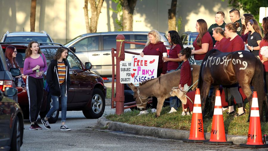 Vecinos, familiares y amigos apoyan a los alumnos de Parkland a su vuelta al instituto