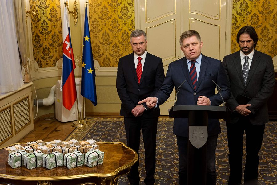 El primer ministro eslovaco, Robert Fico, junto al director de la Policía, Tibor Gaspar (izqda.) y el ministro del Interior, Robert Kalinak (dcha.).