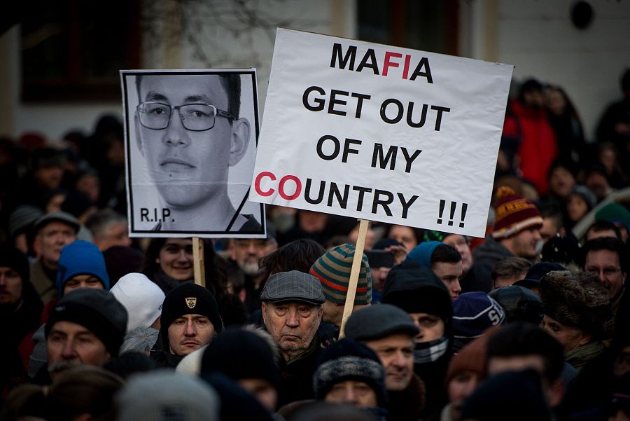 Manifestantes eslovacos, en una marcha silenciosa tras el asesinato del periodista Jan Kuciak y su novia.