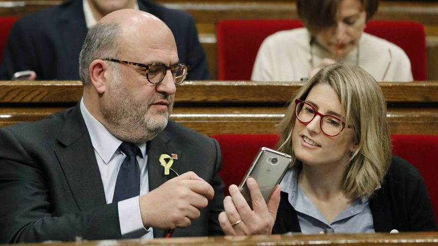 Los diputados de JxCat, Elsa Artadi (d) y Eduard Pujol, durante el pleno del Parlament.