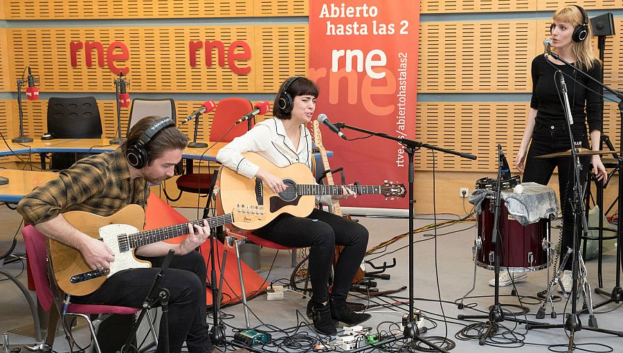 Acústico junto a Dani Álvarez (guitarra) y Elena Simons (coros)
