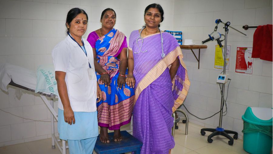 Pedakka, atentida por la ginecóloga Jyothy Raji en el hospital de Bathalapalli