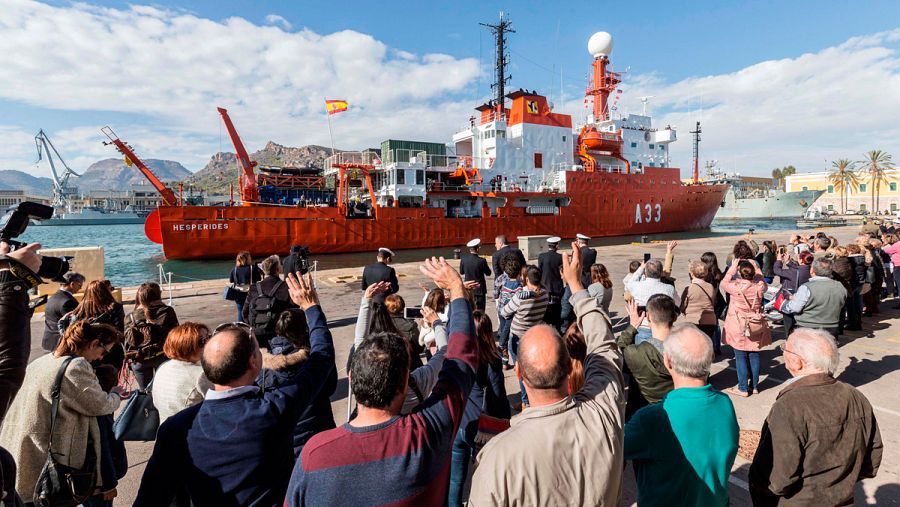 Familiares de los marineros del `Hespérides¿ despiden al buque en el momento de zarpar hacia la Antártida, en el arsenal de Cartagena, el pasado 24 de noviembre
