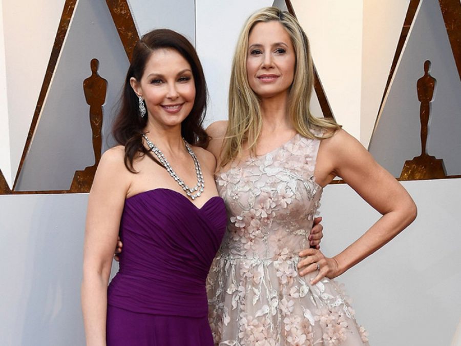 Ashley Judd y Mira Sorvino en la alfombra roja