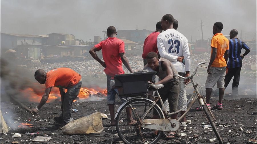 ¿Los aparatos provienen de las ciudades. Cuando los traen aquí los desmontamos y sacamos el cobre, el aluminio y los cables. El resto lo quemamos. Lo peor de todo es el humo. Cuando lo respiras, luego te sientes siempre mal. No puedes dormir y te e