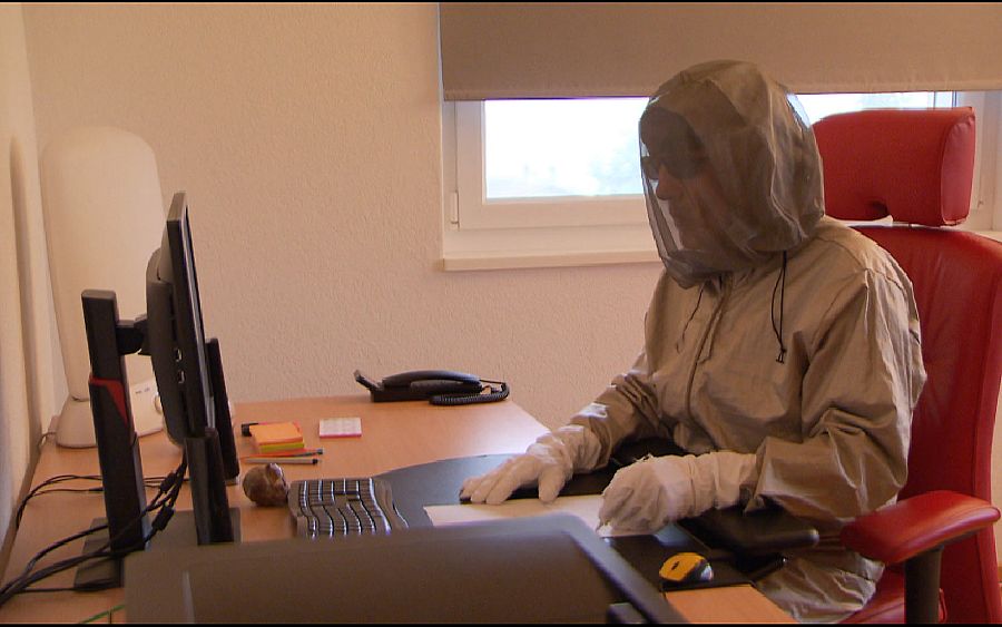 Alain fue diagnosticado como electro-hipersensible, es decir, intolerante a la radiación electromagnética y debe protegerse de forma integral.