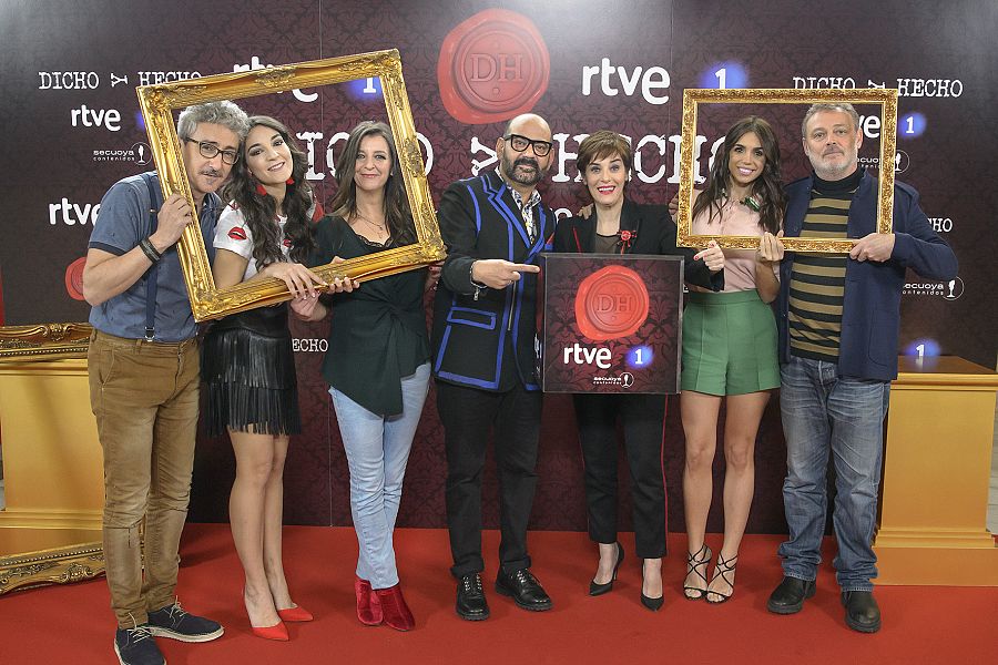 Anabel Alonso (La Jefa), José Corbacho (el ayudante) y los concursantes de 'Dicho y Hecho'