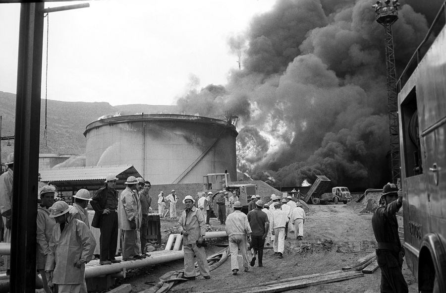 Incendio en la refinería de Escombreras; Murcia, en 1969. Los bomberos iban equipados con impermeables de amianto