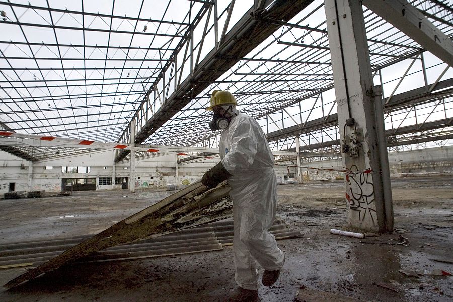 Un operario protegido contra el amianto participa en las labores de demolición de la fábrica Llama Gabilondo, fundada en 1966.
