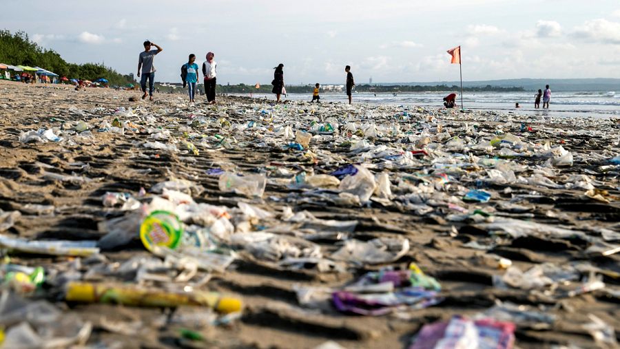 Restos de plástico traídos por fuertes olas en Bali, durante el pasado mes de diciembre.