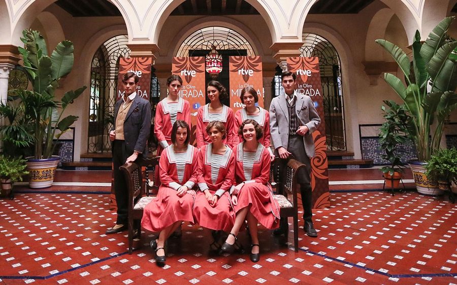 Las alumnas de la Academia posan junto a los hermanos Peralta, protagonistas de 'La otra mirada'