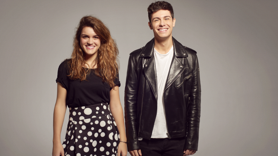 Los candidatos españoles, Amaia y Alfred, han elegido una imagen urbana y actual para mostrar a Europa. Ella con camiseta y falda de lunares. Él, con básicos que hacen destacar una cazadora de cuero.