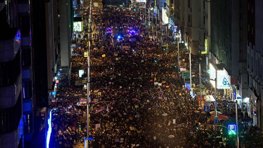 La Gran Vía madrileña, abarrotada de personas por el Día de la Mujer