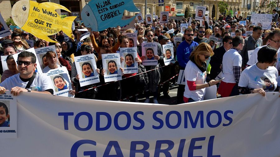 Miles de personas, algunas de ellas portando siluetas de 