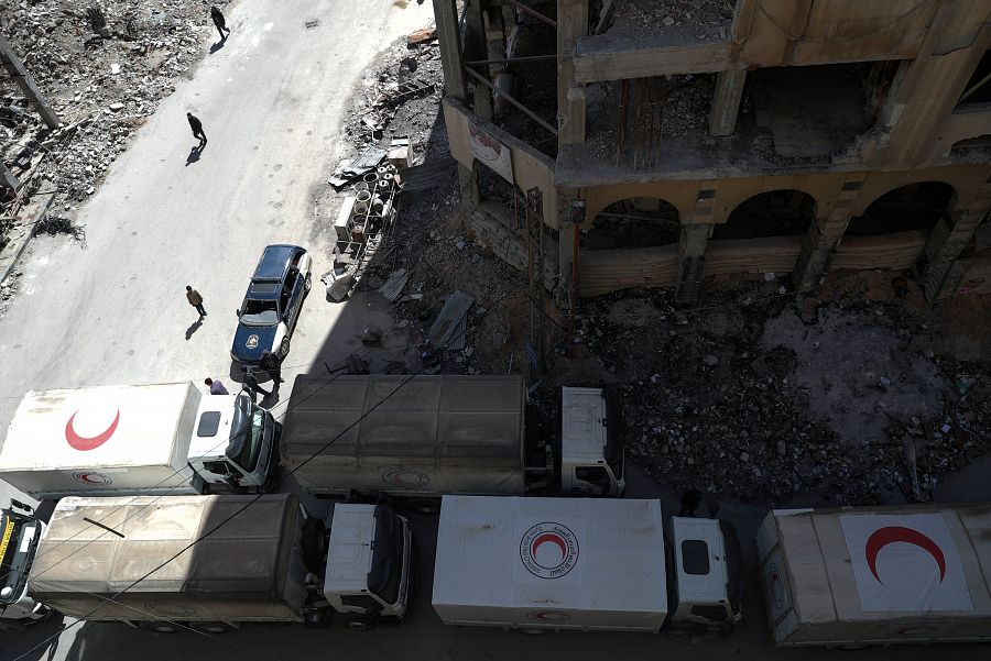 Vista aérea del convoy humanitario, en una calle destruida por los bombardeos