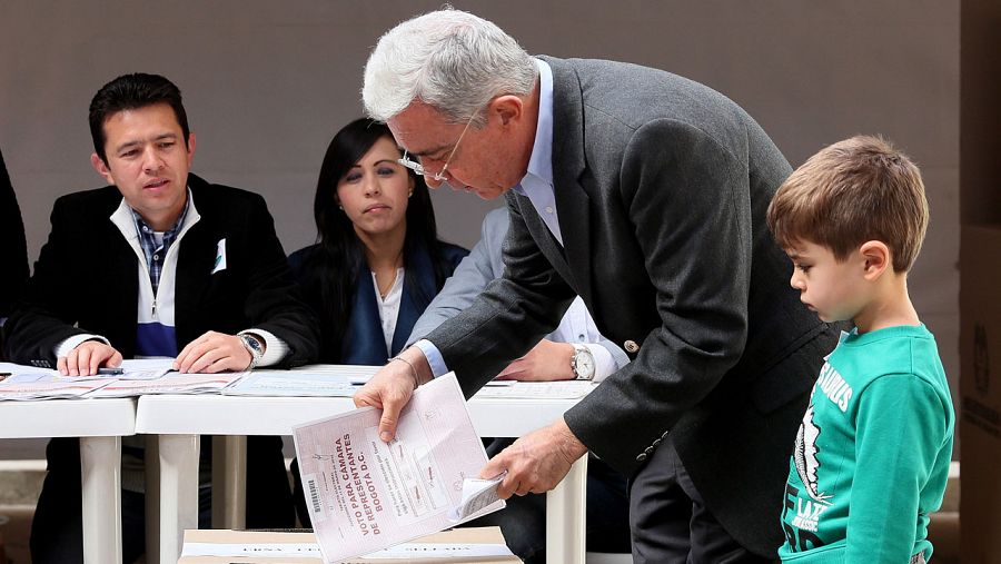 El expresidente colombiano Álvaro Uribe, durante su votación