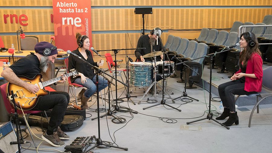 Marilia Andrés, en un momento del acústico, acompañando a Mäbu