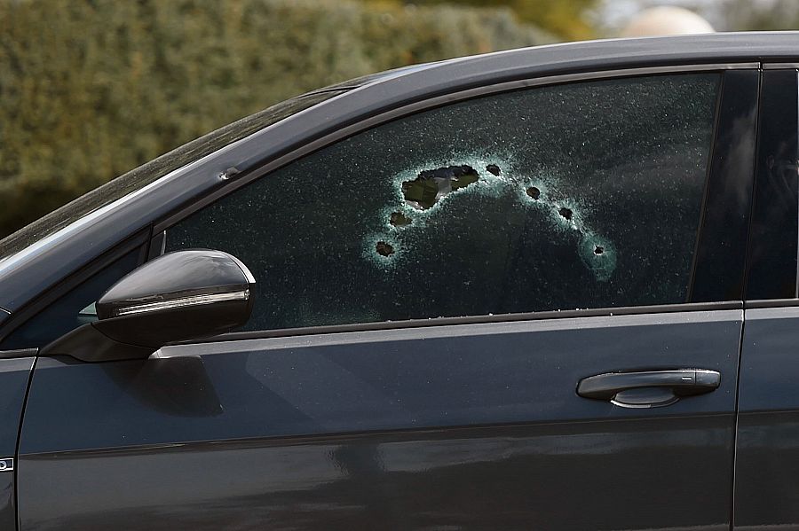 Vista de los impactos de bala en la ventana del coche donde ha sido tiroteado el antiguo miembro de Los Miami Ricardo R.M.