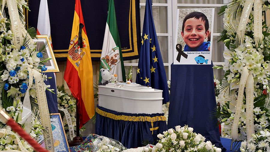 Ramos de flores junto al féretro del pequeño Gabriel Cruz