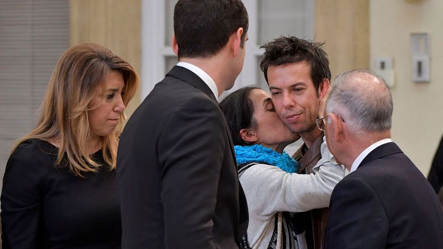 La madre de Gabriel, Patricia Ramírez, consuela a su expareja y padre del pequeño, Ángel Cruz