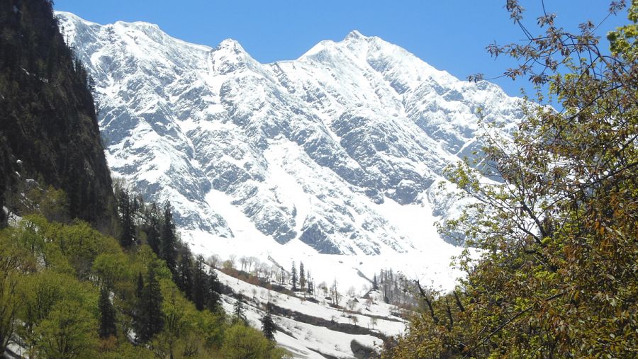 Vista general de zonas de aludes en el Himalaya Indio (Dhundi, Himachal Pradesh).