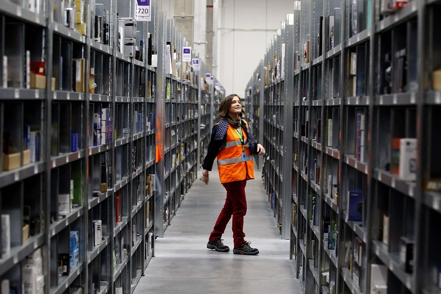 Una trabajadora del almacén de San Fernando de Henares, en una imagen de archivo de 2012