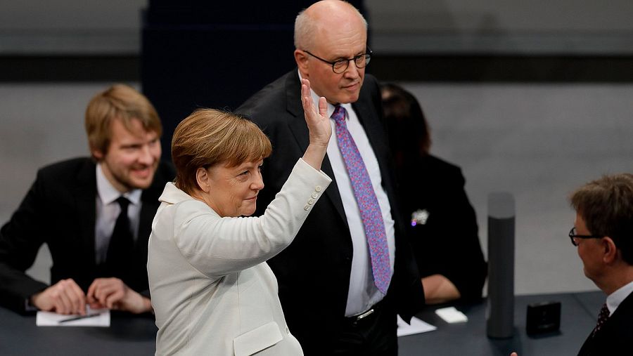 La canciller alemana, Angela Merkel (c), y Peter Altmaier, ministro designado de Economía y Energía