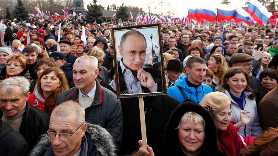 Simpatizantes de Putin escuchan al líder ruso en Crimea
