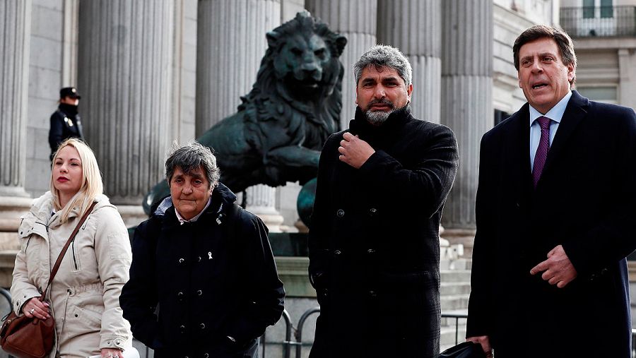 Juan Carlos Quer (d) y Juan José Cortés, padres de Diana Quer y Mari Luz Cortés, junto a Jéssica Sánchez, en representación de la familia de Yéremi Vargas, y la presidenta de la Asociación Clara Campoamor, Blanca Estrella (2i)