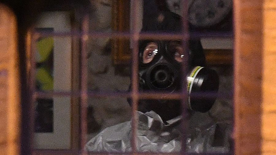 Un forense busca evidencias en el lugar donde el exagente ruso Skripal fue atacado