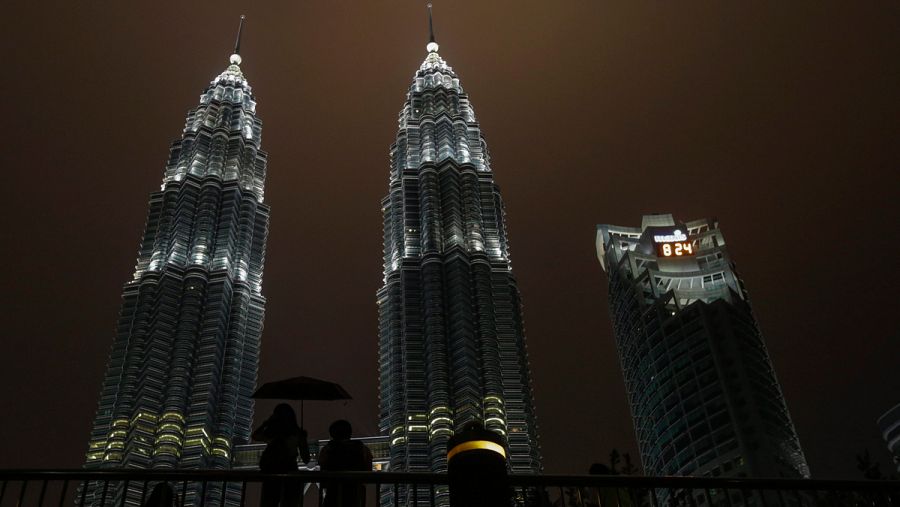 Las Torres Petronas, en Kuala Lumpur (Malasia), se preparan para apagarse durante una hora.