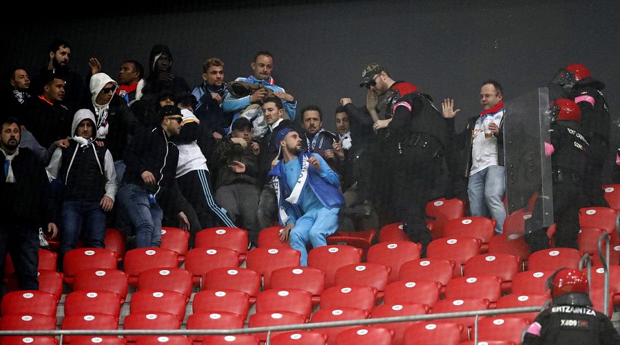 Imagen de las cargas policiales de la Ertzaintza contra hinchas del Olympique.