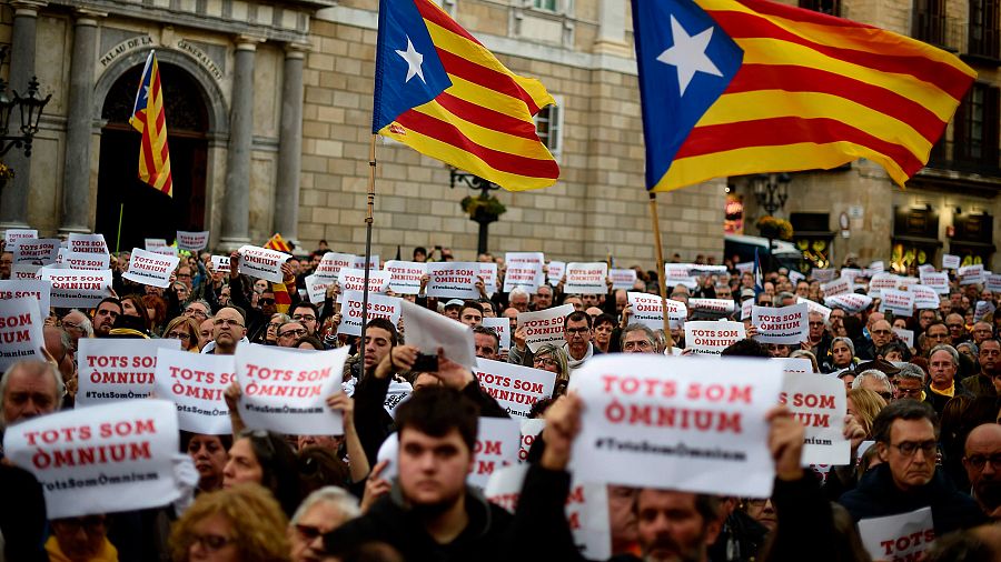 Cientos de personas protestan en la Plaza Sant Jaume de Barcelona por el registro de la sede de Òmnium Cultural