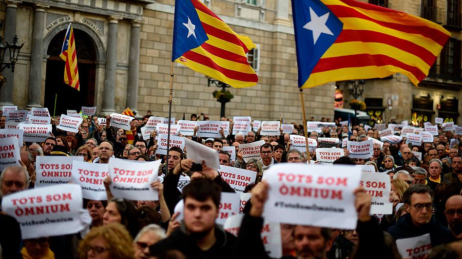 Cientos de personas protestan en la Plaza Sant Jaume de Barcelona por el registro de la sede de Òmnium Cultural