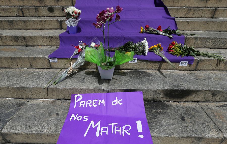 Un improvisado homenaje con flores contiene el mensaje 