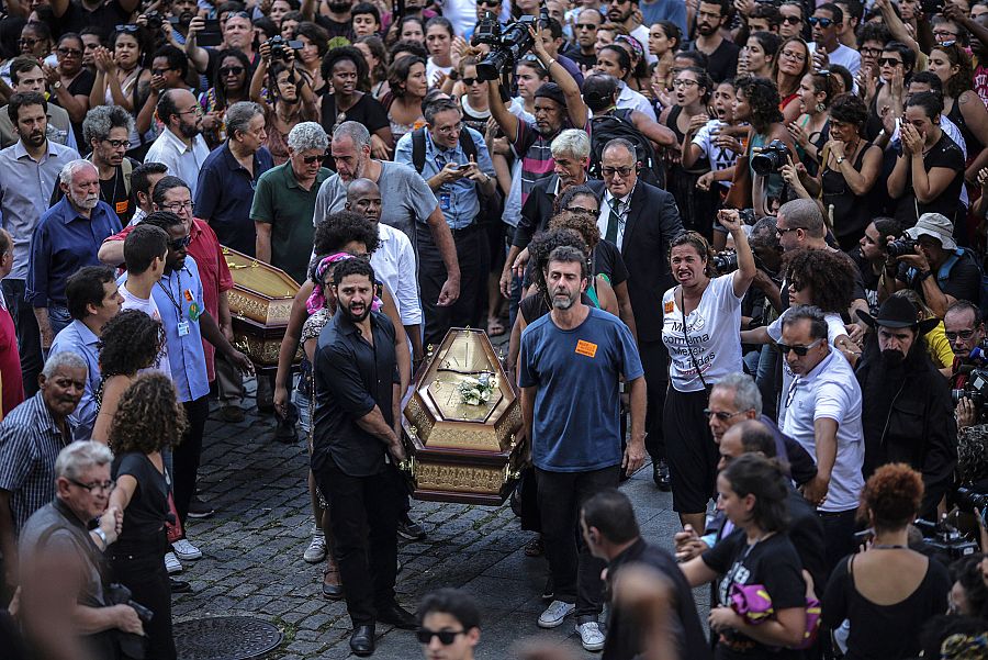 Transportan el féretro de Marielle Franco a las afueras de la Asamblea Legislativa, en Río de Janeiro.