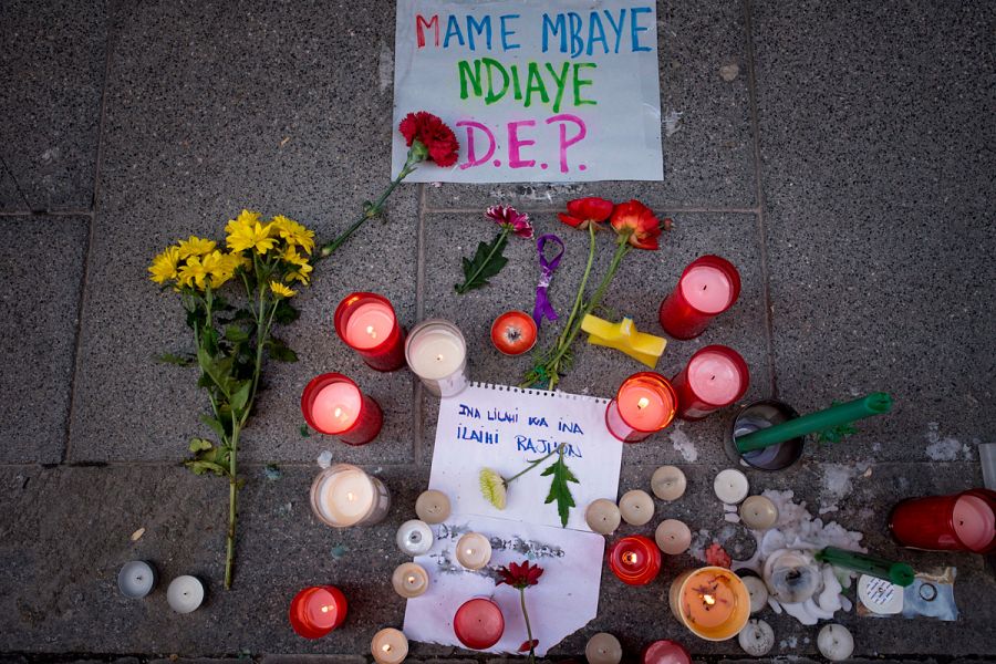 Flores, velas y recordatorios en memoria de Mmame Mbage, en el lugar del barrio de Lavapiés donde murió